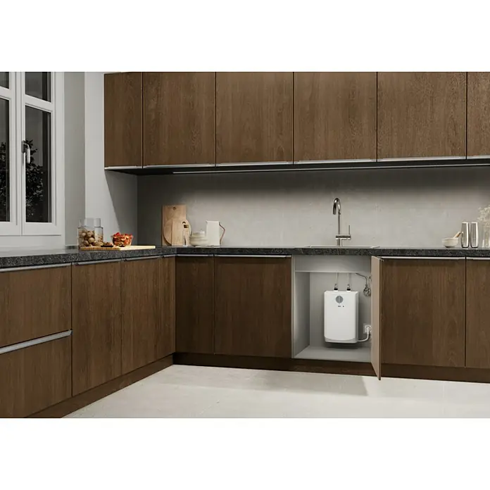 AEG Termo eléctrico KLE 5 U - 5 l, 2 kW, Baja presión, Montaje bajo mesa - Imagen de una cocina moderna que destaca un calentador de agua blanco y elegante instalado bajo el fregadero.