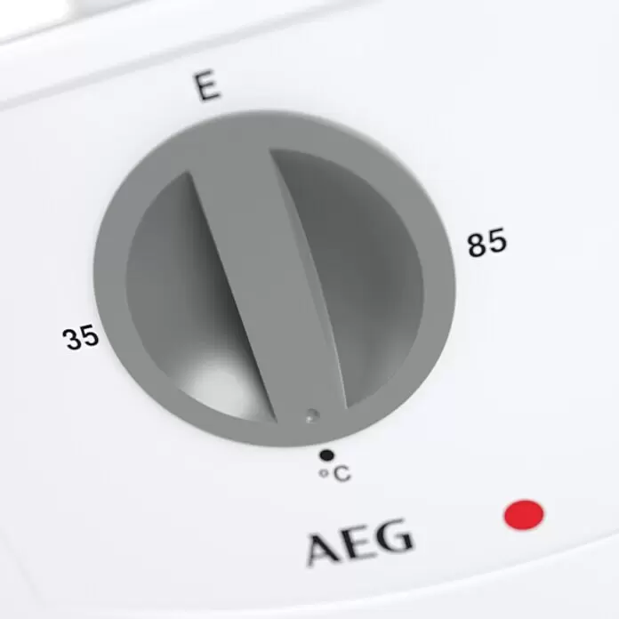 AEG Termo eléctrico KLE 5 U - 5 l, 2 kW, Baja presión, Montaje bajo mesa - Mando giratorio de temperatura gris de plástico sobre superficie blanca, con ajustes de 35 a 85°C, marca 'E' y logo AEG con luz roja.