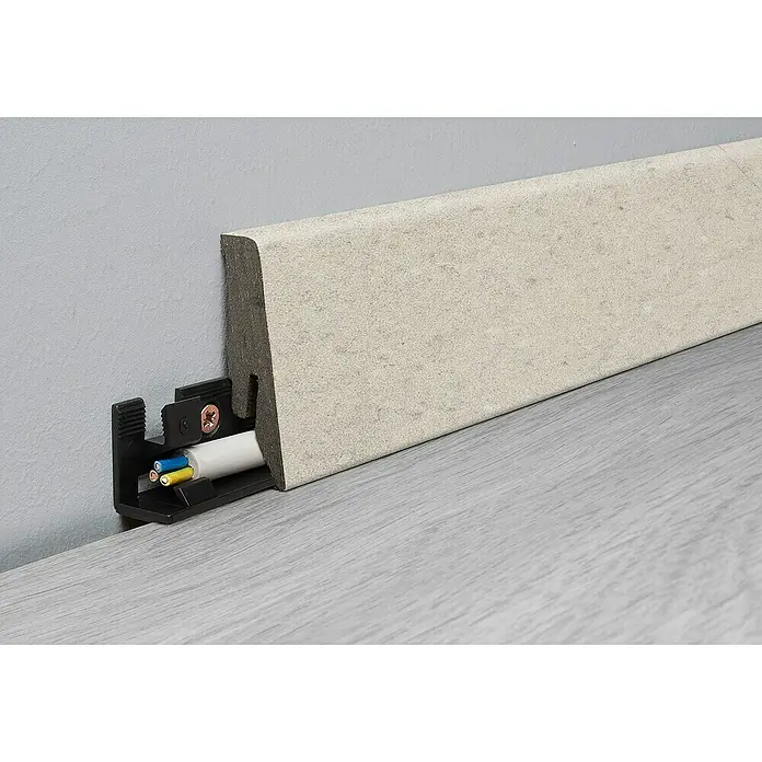 LOGOCLIC Aquaprotect Sockelleiste K58 C Arosa - 2,6 m x 18 mm x 58 mm, HDF - Sockelleiste mit integriertem Kabelkanal zur eleganten Kabelführung. Diese Leiste vereint Funktionalität mit stilvollem Design für ein sauberes Erscheinungsbild.