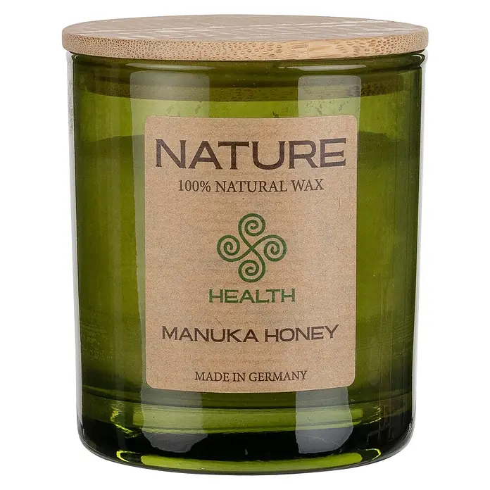 Duftkerze Sences of Nature - Im Glas, Manuka Honey, Ø x H: 7 x 8,5 cm - Eine grüne Duftkerze mit Holzdeckel und einem Etikett mit der Aufschrift "Nature 100% Natural Wax Manuka Honey Made in Germany".