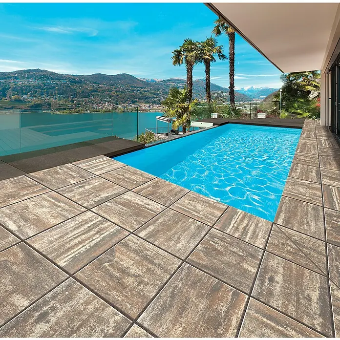 Terrassenplatte Saturn - 50 x 50 x 4 cm, Mediterran, Beton - Einladender Poolbereich mit eleganten Pflastersteinen und Panoramablick. Die Steine verleihen dem Außenbereich einen modernen Touch.