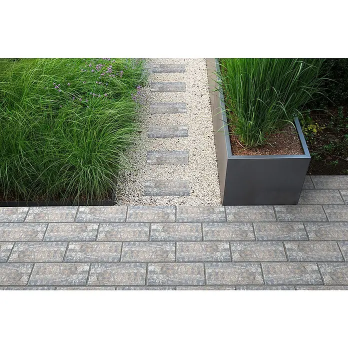 Terrassenplatte Latina - 48 x 24 x 3 cm, Muschelkalk, Beton - Gartenweg mit Pflastersteinen, Kies und Bepflanzung. Die Pflastersteine bilden einen soliden Weg, während Kies und Pflanzen für Auflockerung sorgen.