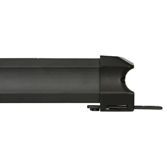 Brennenstuhl Premium-Line Steckdosenleiste - 6-fach, Schwarz, Kabellänge: 1,8 m, IP20, Mit Schalter - Nahaufnahme einer schwarzen Rollladenführung mit Endkappe, die eine präzise und stabile Führung des Rollladens gewährleistet.