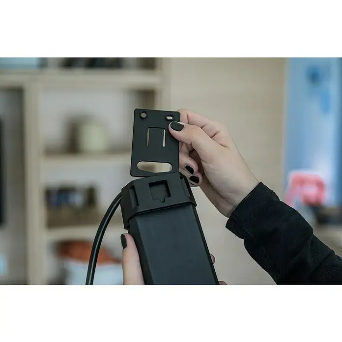 Brennenstuhl Premium-Line Steckdosenleiste - 6-fach, Schwarz, Kabellänge: 1,8 m, IP20, Mit Schalter - Montage einer schwarzen Halterung an einem elektronischen Gerät mit Kabel, möglicherweise für eine sichere Installation.