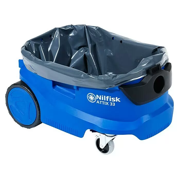 Nilfisk Elektro-Nass- & Trockensauger Attix 33-2M PC - 1.400 W, Behältervolumen: 30 l - Blauer Nilfisk ATTIX 33 Nass-Trockensauger mit grauem Entsorgungsbeutel auf Rollen.