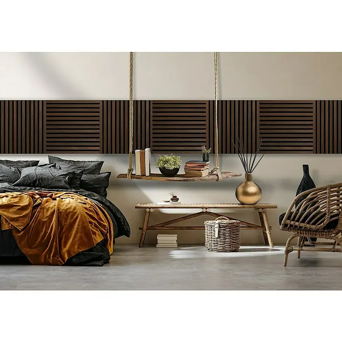 FibroTech Akustikpaneel SQUARE - Smoked Oak, 520 x 520 x 22 mm - Schlafzimmer mit Akustikpaneelen an der Wand, Bett mit gelber Decke, Holzbank, Rattansessel und Hängeregal.