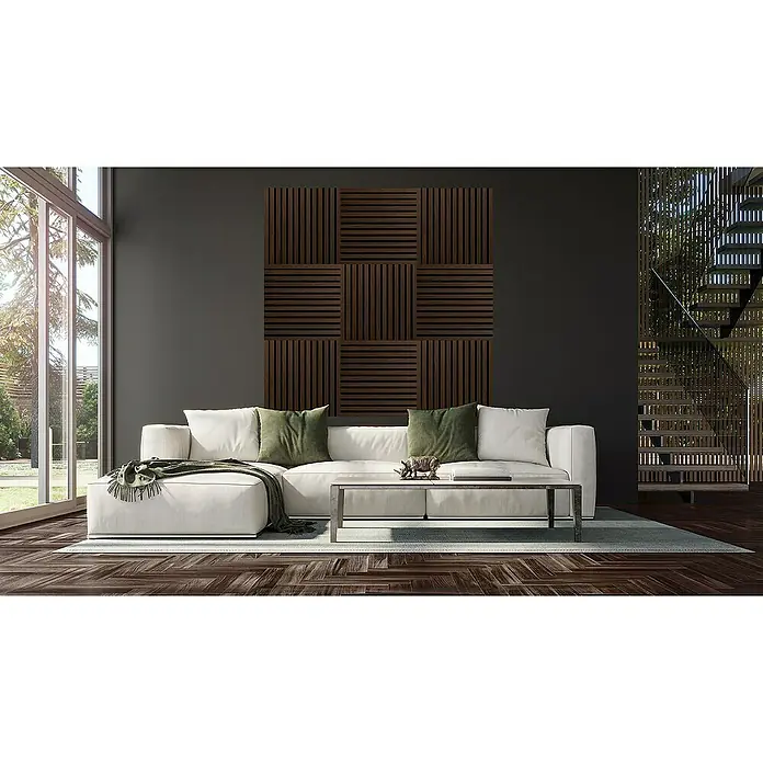FibroTech Akustikpaneel SQUARE - Smoked Oak, 520 x 520 x 22 mm - Elegantes Wohnzimmer mit einer großen weißen Couch, einem Couchtisch und einer dekorativen Holzpaneelwand, die dem Raum Wärme verleiht.