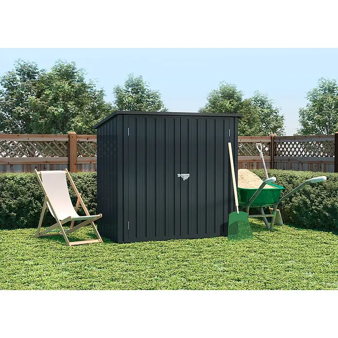 Hoggar Geräteschrank Arya - Metall, Anthrazitgrau - Gartenschuppen aus Metall mit Gartengeräten und Liegestuhl im gepflegten Garten.