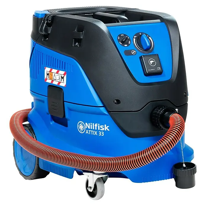 Nilfisk Elektro-Nass- & Trockensauger Attix 33-2M PC - 1.400 W, Behältervolumen: 30 l - Das Bild zeigt einen blauen Nilfisk Attix 33 Industriesauger mit einem orangefarbenen Schlauch und Bedienelementen.