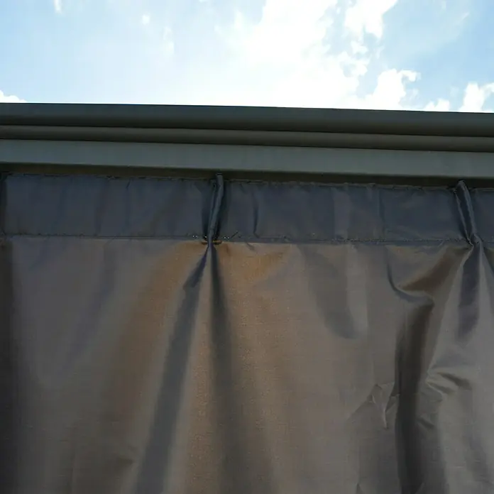 Palram – Canopia Pavillon-Seitenwände für Pavillon Palermo 4300 - B x H: 480 x 217 cm - Nahaufnahme eines grauen Vorhangs, der an einer robusten Struktur befestigt ist, ideal als Sichtschutz oder Dekoelement im Freien.