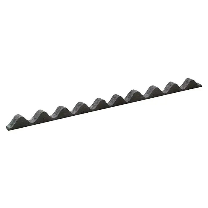 Onduline Zahnleiste - 100 cm, Geeignet für: Bitumen-Wellplatten - Nahaufnahme einer schwarzen, gewellten Metallsägeblattkante, ideal für detaillierte Schneidearbeiten.