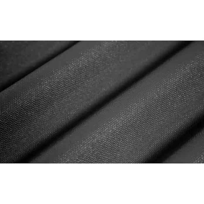 Onduline Wellplatte Base - 200 cm x 85,5 cm x 2,6 mm, Sonstiges, Schwarz - Nahaufnahme von schwarzem Stoff mit Textur, der sich in weichen Falten legt. Ein elegantes und dezentes Material für vielfältige Anwendungen.