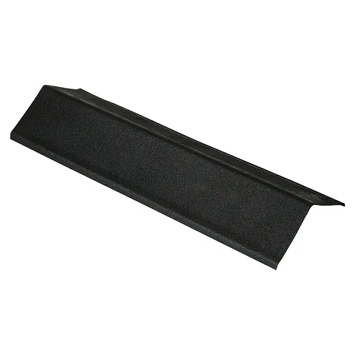 Onduline Ortgangprofil Base - Schwarz, 100 x 18 cm, Geeignet für: Bitumen-Wellplatten - Nahaufnahme eines schwarzen Eckprofils, ideal für den Kantenschutz und die ästhetische Gestaltung von Ecken. Robustes und langlebiges Material.