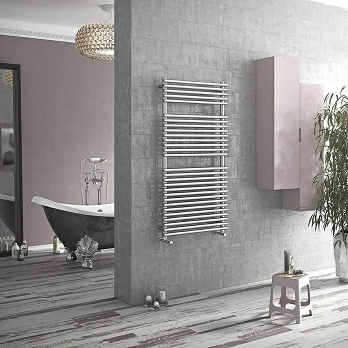 Ximax Badheizkörper Tec - B x H: 600 x 716 mm, Wärmeleistung bei Vorlauftemperatur von 75 °C (D: 50): 346 W - Ein moderner, horizontaler Handtuchwärmer aus Chrom ist an einer grauen Badezimmerwand befestigt, die Funktionalität mit Stil verbindet.