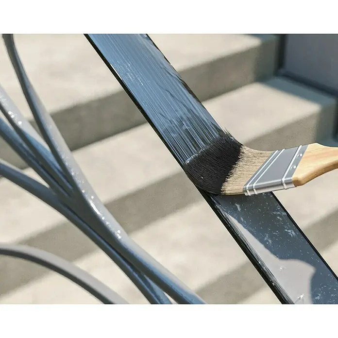 swingcolor Buntlack Kunstharz für Außen - Schwarz, Hochglänzend, 750 ml, Lösemittelbasiert - Nahaufnahme eines Pinsels, der graue Farbe auf ein Metallgeländer aufträgt, wodurch die Haltbarkeit und das Aussehen verbessert werden.