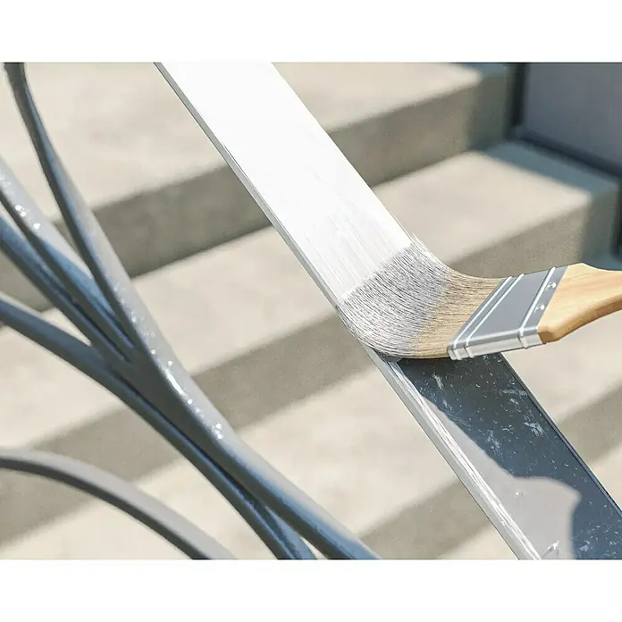 swingcolor Buntlack Kunstharz für Außen - Altweiß, Hochglänzend, 750 ml, Lösemittelbasiert - Ein Pinsel trägt weiße Farbe auf ein Geländer auf, wobei die Hälfte bereits gestrichen ist und die Textur des Farbauftrags sichtbar ist.