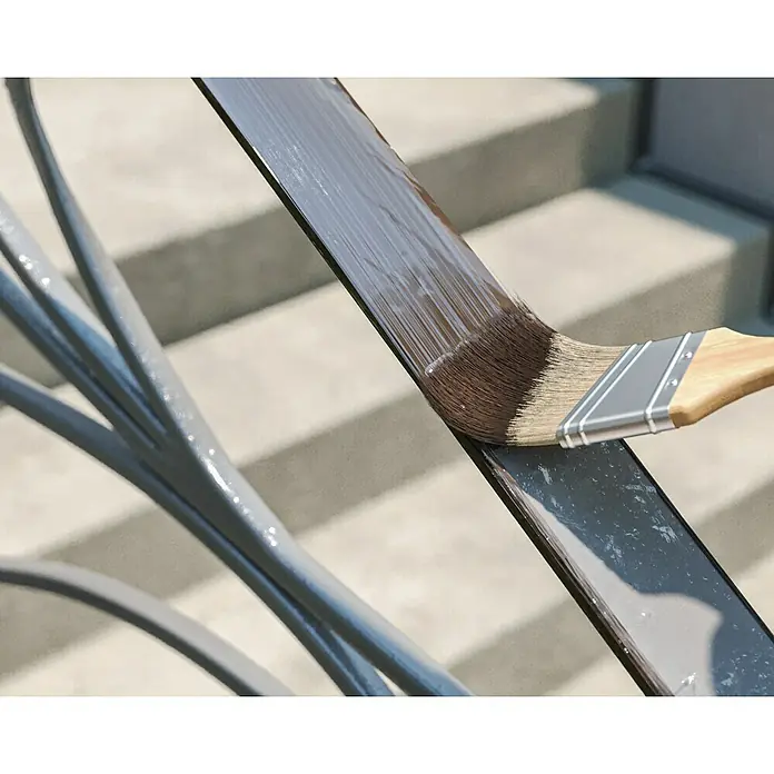 swingcolor Buntlack Kunstharz für Außen - Schokobraun, Hochglänzend, 750 ml, Lösemittelbasiert - Ein Pinsel trägt graue Farbe auf ein Metallgeländer auf. Das Bild zeigt die Neulackierung eines Geländers mit hochwertiger Farbe.