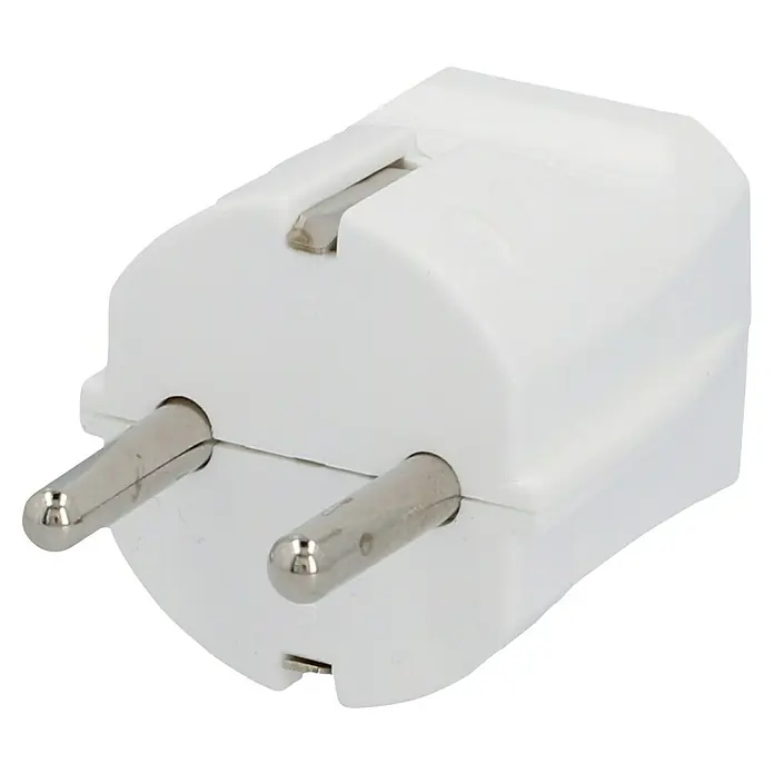 UniTEC Schutzkontaktstecker - Weiß, PVC, IP20 - Nahaufnahme eines weißen Eurosteckers mit zwei runden Stiften und einem Erdungskontakt, isoliert auf schwarzem Hintergrund.