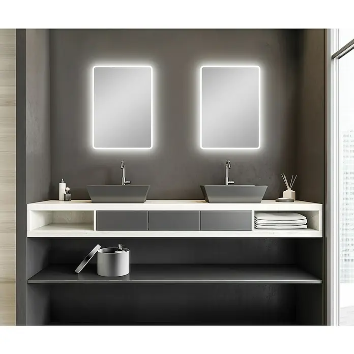 DSK Lichtspiegel Silver Sunlight - 70 x 50 cm, Silber, Leuchtmittel - Elegantes Badezimmer-Interieur mit Doppelwaschbecken, beleuchteten Spiegeln und stilvollen Ablageflächen in Grau- und Weißtönen.