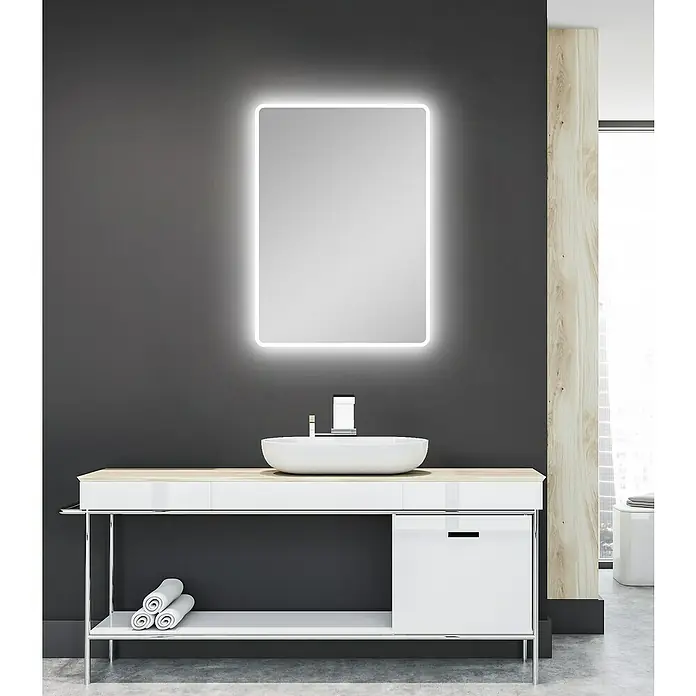DSK Lichtspiegel Silver Sunlight - 70 x 50 cm, Silber, Leuchtmittel - Modernes Badezimmer mit einem beleuchteten Spiegel über einem weißen Waschtisch mit stilvollem Aufsatzwaschbecken und Chromarmatur.