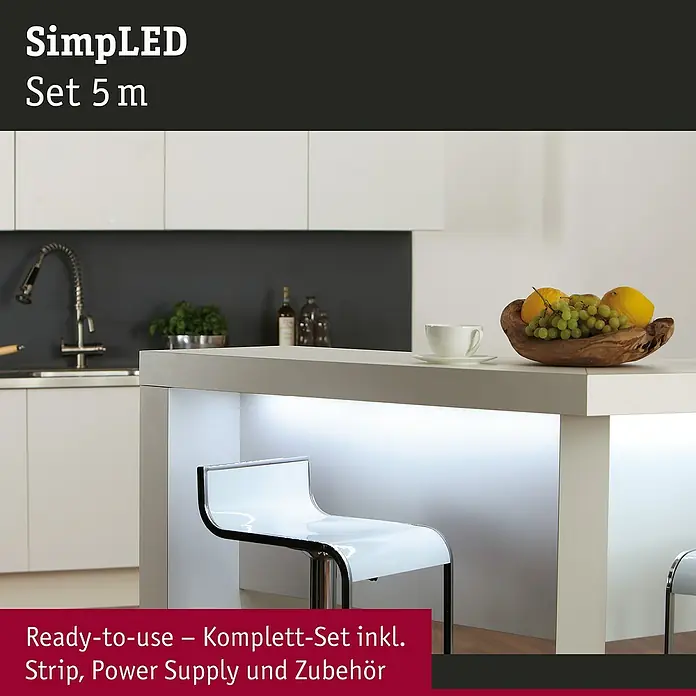Paulmann LED-Band Strip - Länge: 5 m, Lichtfarbe: Tageslichtweiß, 17 W, 935 lm, 12 V - SimpLED Set 5m: Das Bild zeigt ein modernes Küchendesign mit einem LED-Streifen unter der Küchentheke, der eine helle, einladende Atmosphäre schafft.