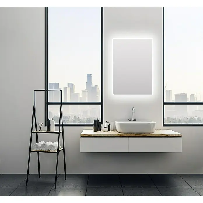 DSK Lichtspiegel Silver Sunlight - 70 x 50 cm, Silber, Leuchtmittel - Elegantes Badezimmer-Interieur mit Waschtisch, beleuchtetem Spiegel und Handtuchhalter. Das moderne Design wird durch grosse Fenster ergänzt.