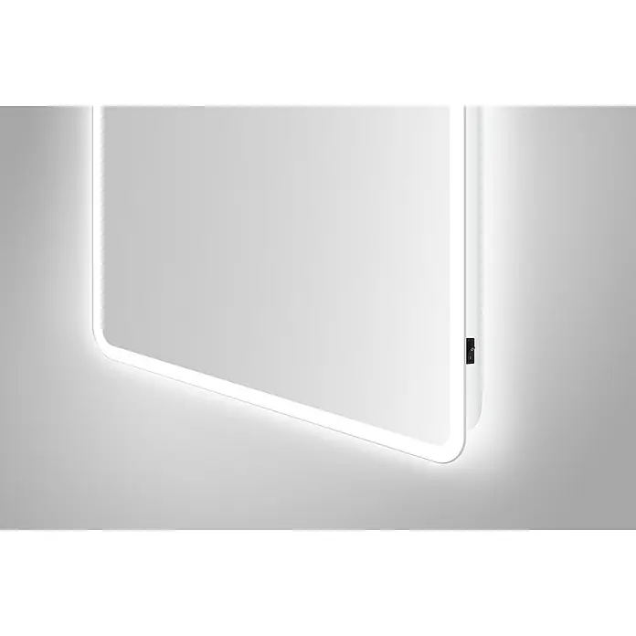 DSK Lichtspiegel Silver Sunlight - 70 x 50 cm, Silber, Leuchtmittel - Nahaufnahme eines beleuchteten, rechteckigen Spiegels mit abgerundeten Ecken und einem Schalter an der Seite. Die Beleuchtung sorgt für einen modernen Look.