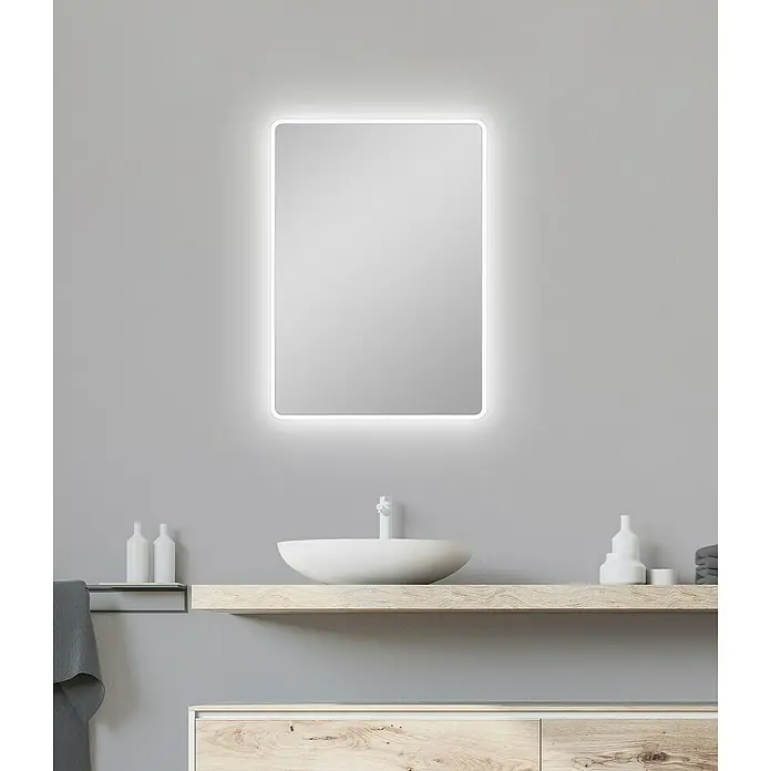 DSK Lichtspiegel Silver Sunlight - 70 x 50 cm, Silber, Leuchtmittel - Ein rechteckiger Spiegel mit LED-Beleuchtung hängt über einem modernen Waschtisch mit Aufsatzwaschbecken und Holzablage.