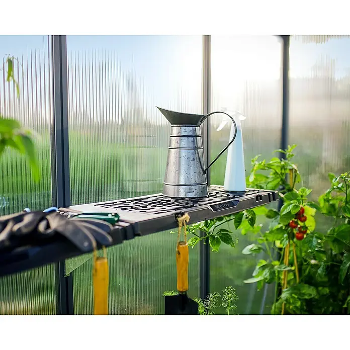 Palram – Canopia Estantería para invernadero - 64,5 x 27 x 17,3 cm, Específico para: Invernaderos Palram - Canopia - Primer plano de una estantería de invernadero con herramientas de jardinería, incluyendo una jarra y un frasco rociador.
