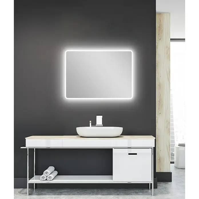 DSK Lichtspiegel Silver Sunlight - 70 x 50 cm, Silber, Leuchtmittel - Ein moderner Waschtisch mit einem Aufsatzwaschbecken und einem beleuchteten Spiegel an einer grauen Wand.