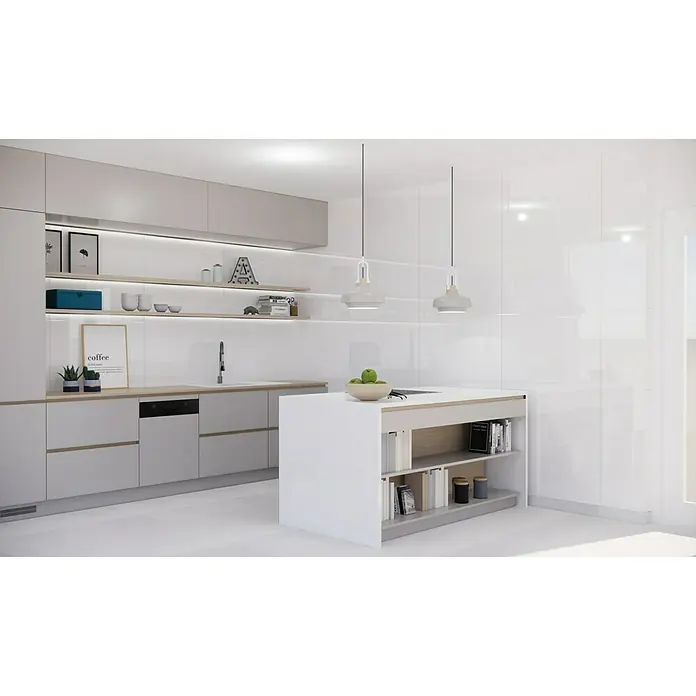 Revestimiento de pared - 30 x 90 cm, Blanco, Brillante, Espesor: 8,7 mm - Diseño de cocina luminoso con isla y lámparas colgantes modernas. Los armarios son blancos y grises, ofreciendo amplio almacenaje.