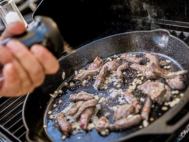 Fleisch zubereiten Wildes Curry vom Grill