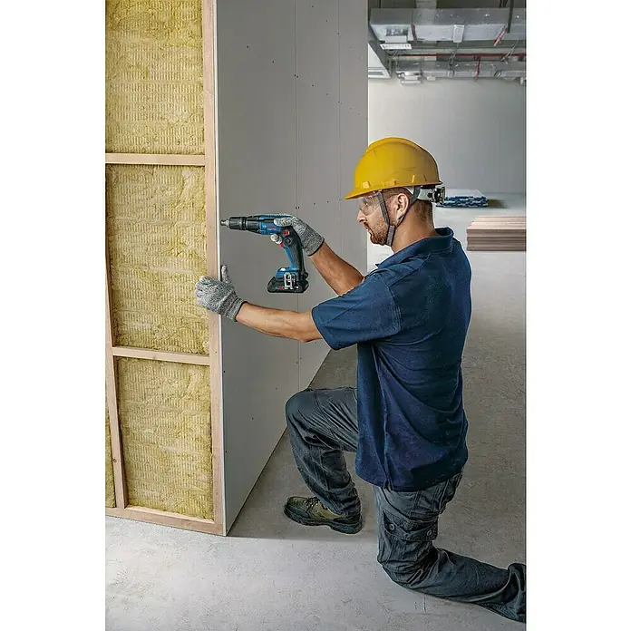 Bosch Professional AMPShare 18V Akku-Trockenbauschrauber GTB 18V-45 - 18 V, 2 Akkus, 6 Nm, Leerlaufdrehzahl 1. Gang: 0 U/min - 4.500 U/min - Bauarbeiter mit Bosch Akku-Bohrschrauber bei Trockenbauarbeiten.