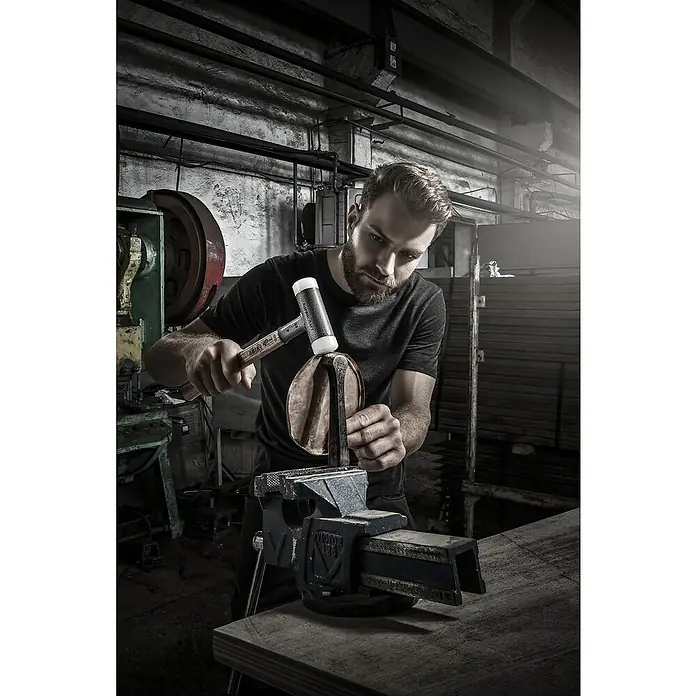 Halder Supercraft Schonhammer - Durchmesser Kopf: 40 mm, Holz - Nahaufnahme eines Mannes, der in einer Werkstatt mit einem Schonhammer ein Werkstück bearbeitet, wobei der Schonhammer und die Werkstatt im Fokus stehen.