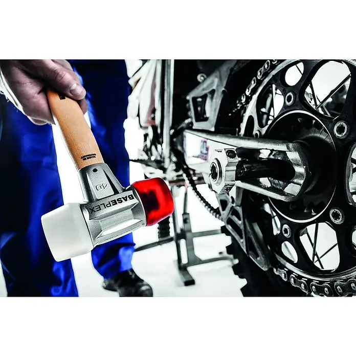 Halder Schonhammer BasePlex - Durchmesser Kopf: 40 mm - Der BASEPLEX-Hammer in Aktion, ideal für Werkstattarbeiten. Robuste Bauweise für präzise Schläge ohne Beschädigung. Perfekt für Profis.