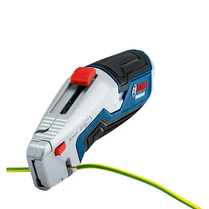 Bosch Professional Cuttermesser - 4 -tlg., Trapezklinge - Das Bild zeigt einen Bosch Kabelabisolierer in Silber, Blau und Schwarz mit einem gelb-grünen Kabel, das durch ihn hindurchgeführt ist.