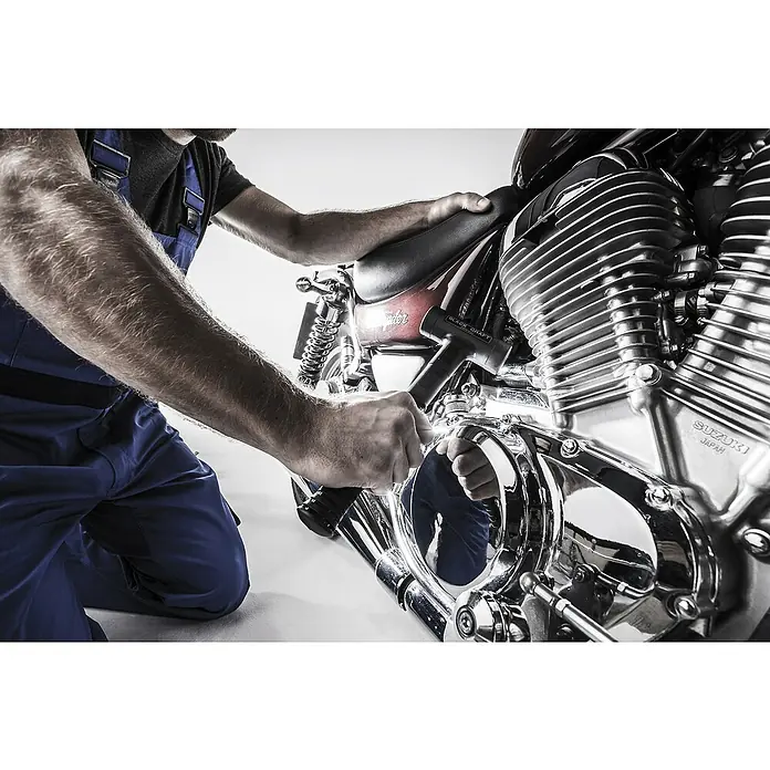 Halder Schonhammer BlackCraft - Stahl, Durchmesser Kopf: 50 mm - Ein Mechaniker, der an einem Suzuki-Motorrad arbeitet und einen Hammer benutzt, um Reparaturen durchzuführen.