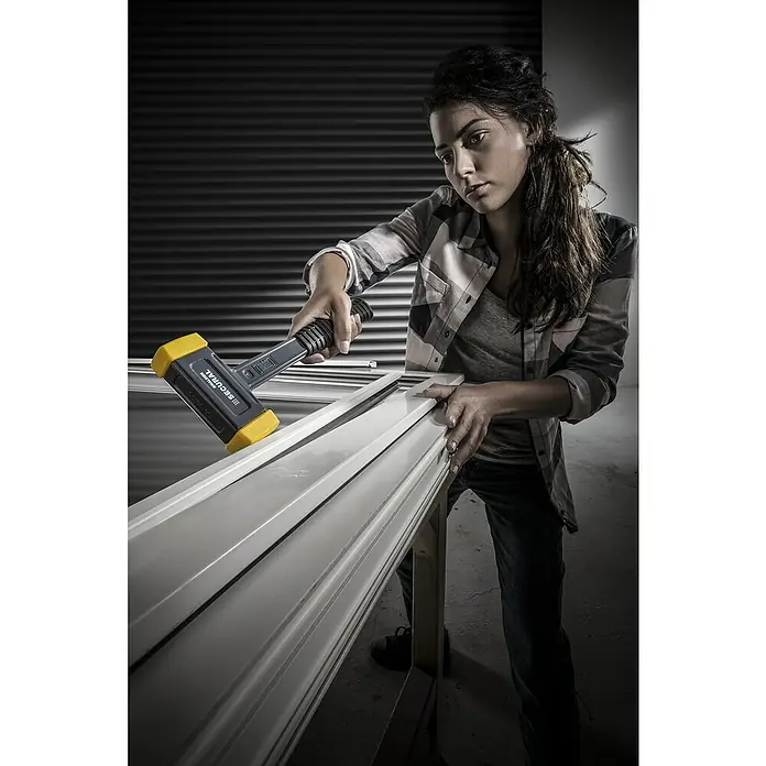 Halder Secural Schonhammer - Stahl, Durchmesser Kopf: 30 mm - Frau mit SECURAL Hammer beim Zusammenfügen von weißen Rahmen auf einem Tisch, in Arbeitskleidung.