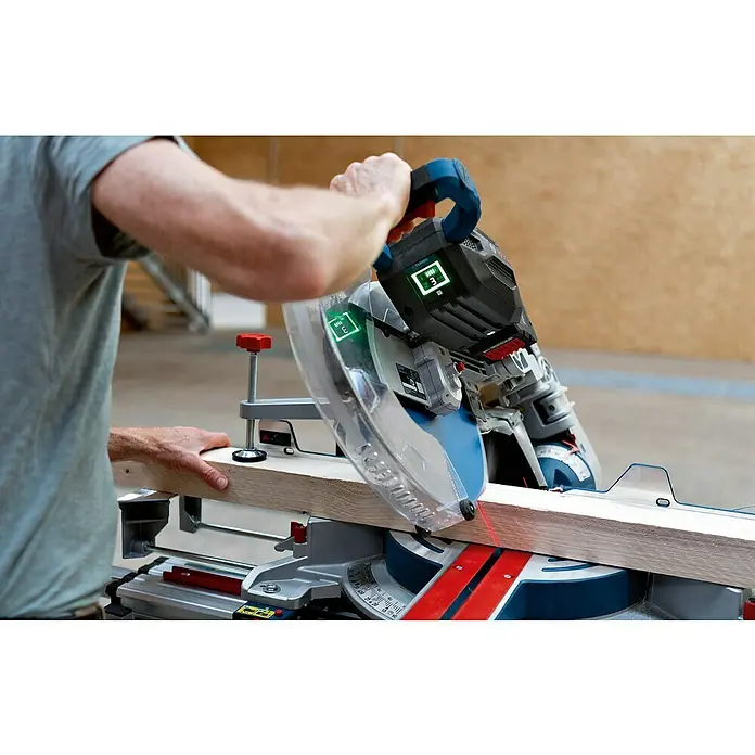 Bosch Professional AMPShare 18V Akku-Kapp- & Gehrungssäge GCM 18V-305 GDC Biturbo - 18 V, Ohne Akku, 2.550 U/min - 4.000 U/min - Der Akku-betriebene Bosch Kapp- und Gehrungssäge schneidet ein Holzbrett mit einem Laserstrahl. Mit digitaler Anzeige für Akkustand.
