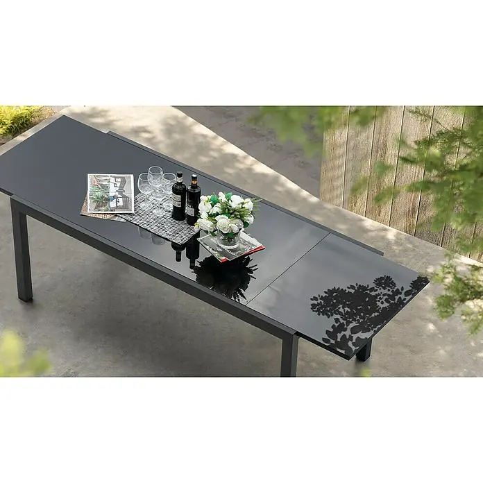 Mesa de jardín extensible Paris - L x An x Al: 180 x 90 x 75 cm, Aluminio/Vidrio, Negro - Elegante mesa de jardín con tablero de vidrio, decorada con flores, vino y copas. Perfecta para comidas al aire libre.