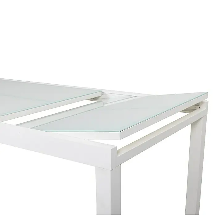 Mesa de jardín extensible Paris - L x An x Al: 180 x 90 x 75 cm, Aluminio/Vidrio, Blanco - Primer plano de una mesa de comedor blanca con tapa de cristal extensible, ideal para comedores elegantes.