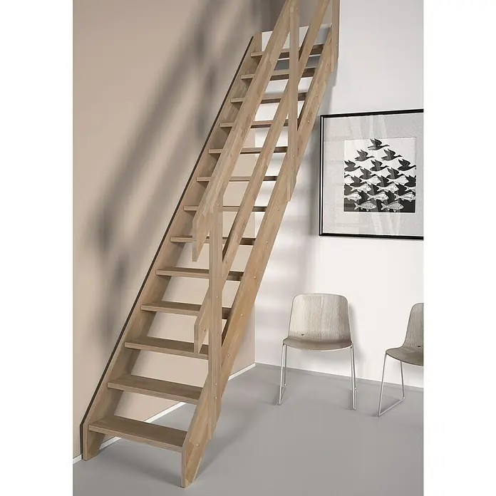 Sogem Escalera principal Ardennes - Roble, Ancho: 70 cm, Recto, Altura de planta: 285 cm, Con barandilla - Imagen de una escalera de madera con barandilla en una habitación luminosa, junto a la cual hay dos sillas y un cuadro enmarcado.