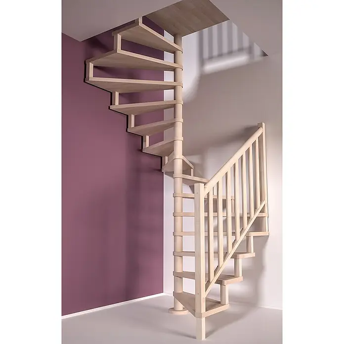 Sogem Escalera de caracol Square Luxe - Diámetro: 140 cm, Color peldaños: Haya, Altura de planta: 300 cm, Con barandilla - Una elegante escalera de caracol de madera clara asciende contra una pared púrpura, su diseño realza el atractivo estético de la habitación.