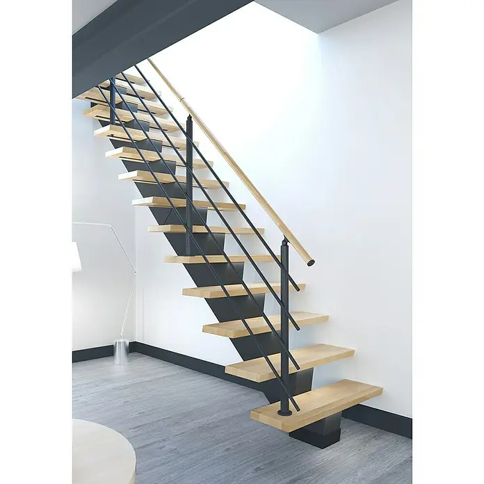 Sogem Escalera principal Gomera con barandilla - Haya, Ancho: 85 cm, Recto, Altura de planta: 285,2 cm - Una escalera moderna presenta peldaños de madera y una barandilla metálica negra minimalista, añadiendo un elemento de diseño elegante a la habitación.