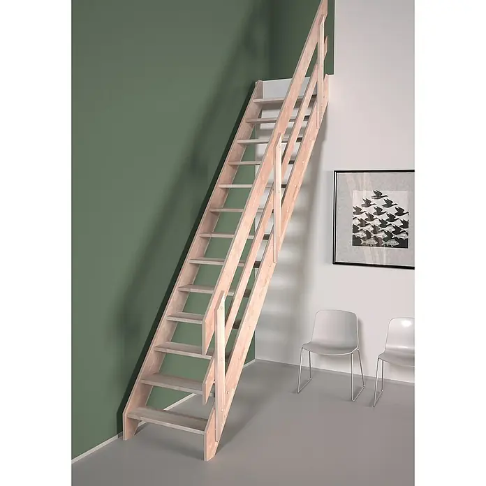 Sogem Escalera principal Alsace - Con barandilla, Haya, Ancho: 70 cm, Recto - Una escalera de madera clara con barandilla está apoyada contra una pared verde, que sube hacia arriba. Hay dos sillas modernas y una imagen al lado.