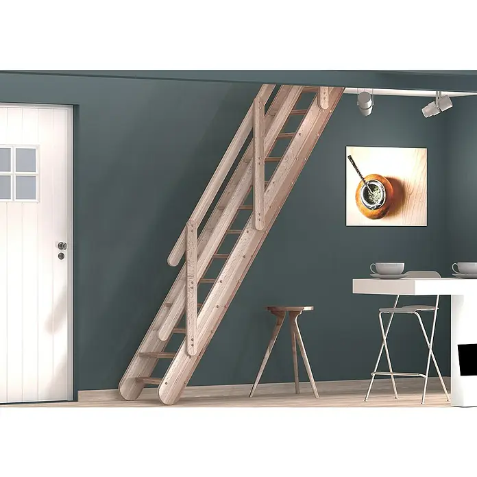 Sogem Escalera principal Osaka - Haya, Ancho: 60 cm, Altura de planta: 230 cm, Con barandilla - Escalera de madera con pasamanos fijada a una pared, complementando un diseño de cocina moderno con taburetes de bar e iluminación.