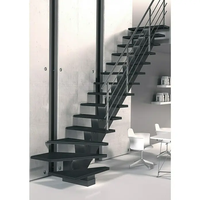 Sogem Escalera principal Gomera con barandilla - Valchromat® acabado óleo, Ancho: 85 cm, 1/4 espiral derecha, Altura de planta: 285,2 cm - Escalera moderna con escalones oscuros y una barandilla de acero inoxidable, fijada a una pared de hormigón. El diseño minimalista es llamativo.