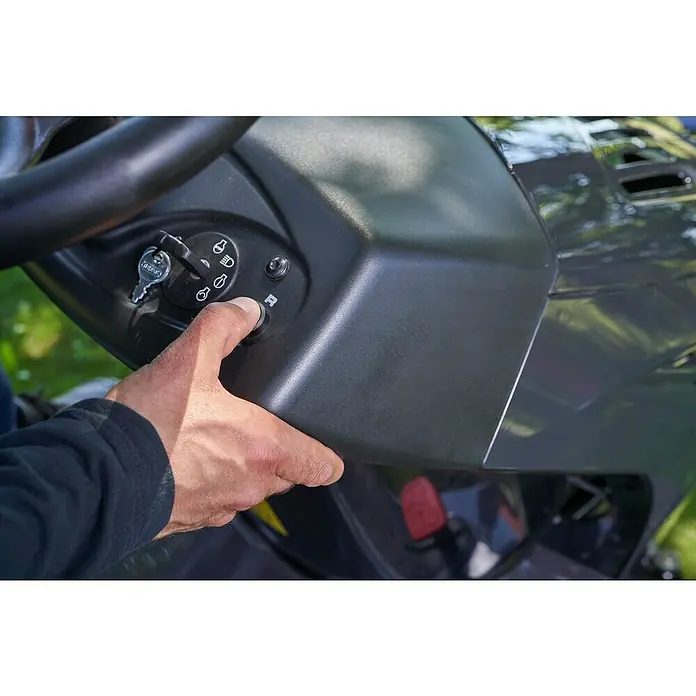 AL-KO Easy Rasentraktor 15-93.2 HDS-A - 452 cm³, Schnittbreite: 93 cm - Nahaufnahme von Bedienelementen eines Aufsitzmähers, eine Hand drückt einen Knopf.