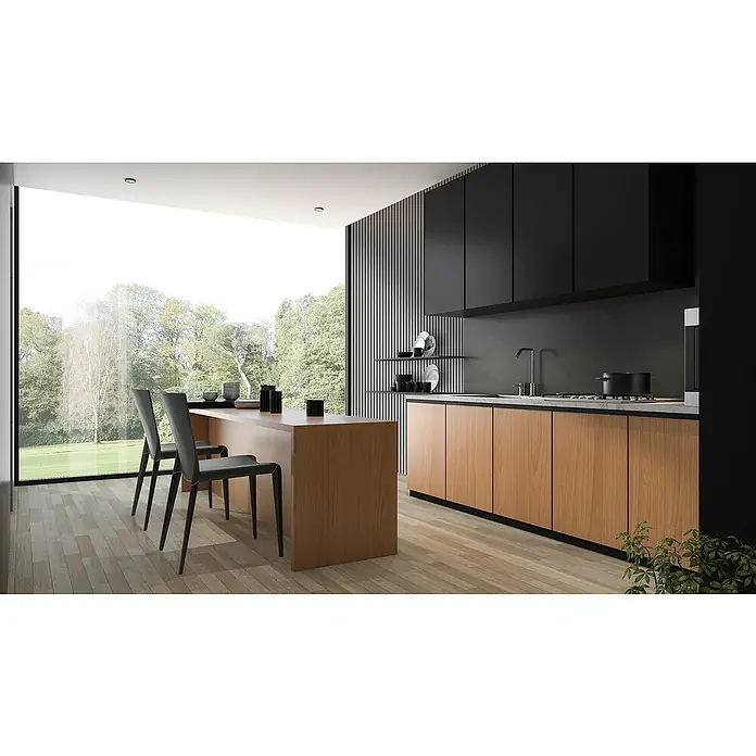 FibroTech Akustikpaneel Unika 25 - Grey Oak, 2.440 x 600 x 22 mm - Helle Holzküche mit schwarzer Akzentuierung, minimalistischem Design und grossen Fensterfronten für einen offenen, lichtdurchfluteten Raum.