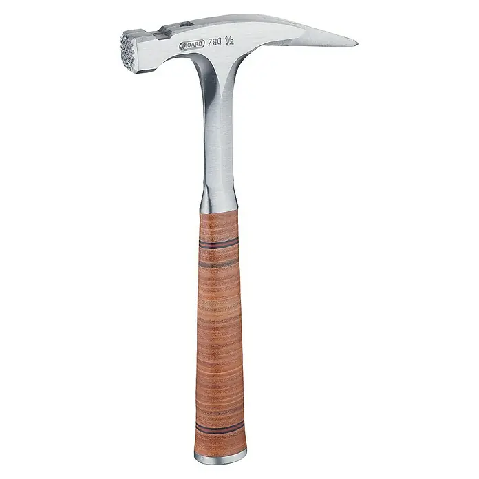 Picard Latthammer - Gewicht Kopf: 800 g, Material Griff: Leder - Nahaufnahme eines Picard 790 1/2 Schieferdeckerhammers mit Ledergriff vor schwarzem Hintergrund.